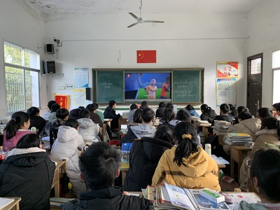 桃源三中組織收看“我是接班人”湖南省網絡大課堂活動 社會大課堂引領德育新風尚